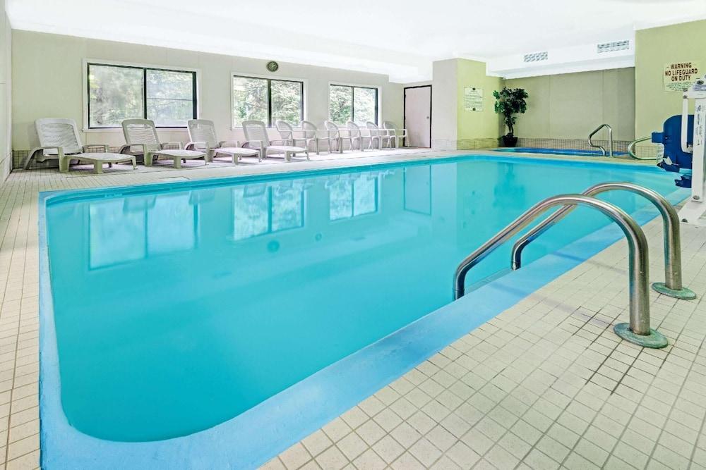 Baymont By Wyndham Lawrence Hotel Eksteriør billede