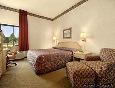 Baymont By Wyndham Lawrence Hotel Eksteriør billede